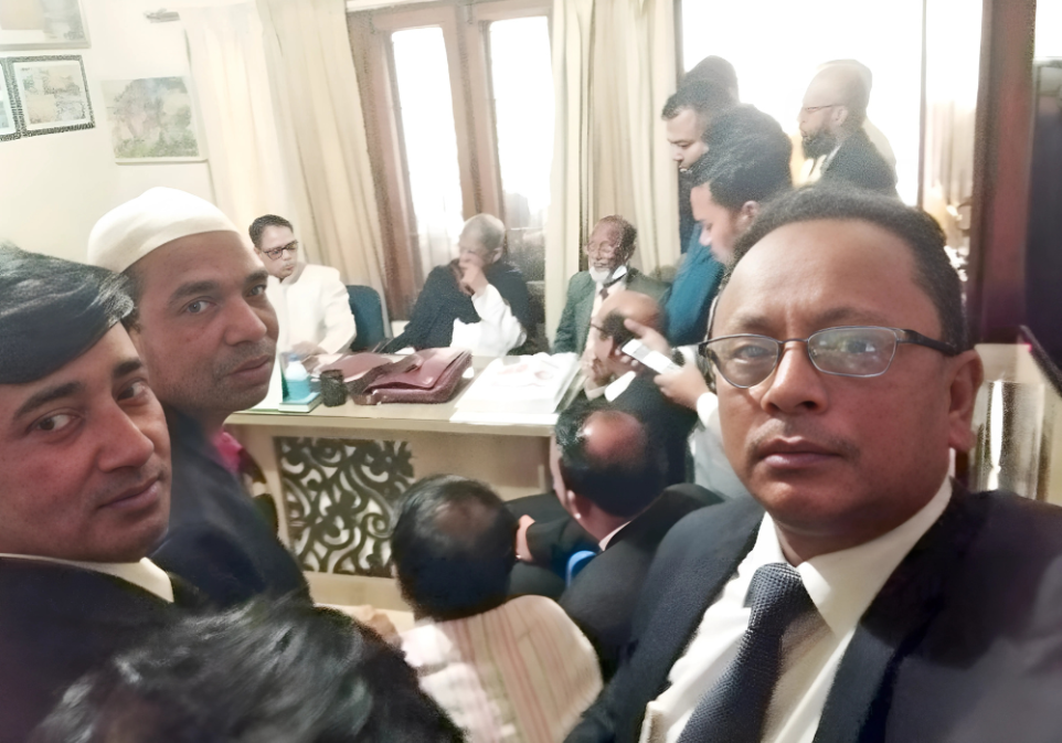 ২০২০ সালে ঢাকা কর আইনজীবী সমিতির নির্বাচনের পূর্বে বিএনপির মহাসচিব মির্জা ফখরুল ইসলাম আলমগীর স্যারের সাথে আলোচনা অনুষ্ঠানে এ্যাড. মোঃ মাঈন উদ্দিন