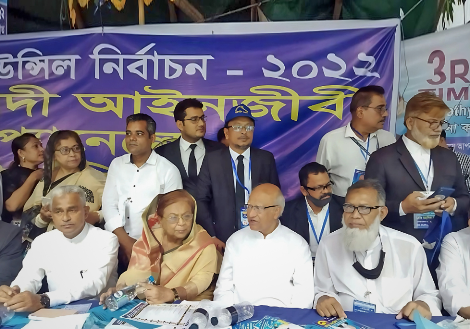 ঢাকা আইনজীবী সমিতির নির্বাচনের প্রচারনায় বিএনপি স্থায়ী কমিটির সম্মানিত সদস্য  সেলিমা রহমান ও ডঃ খন্দকার মোশাররফ হোসেন স্যারের সাথে এ্যাড. মোঃ মাঈন উদ্দিন 