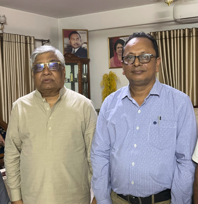 সাবেক জ্বালানি উপদেষ্টা জনাব বরকত উল্লাহ বুলু ভাইয়ের সঙ্গে সৌজন্য সাক্ষাতে চেম্বারের জুনিয়র আইনজীবী সহ  এ্যাডভোকেট মোঃ মাঈন উদ্দিন